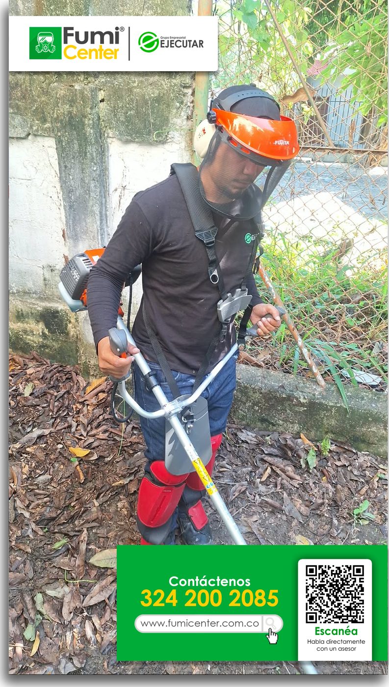 Operario de FumiCenter con desbrozadora, careta y equipo de protección en Santa Marta